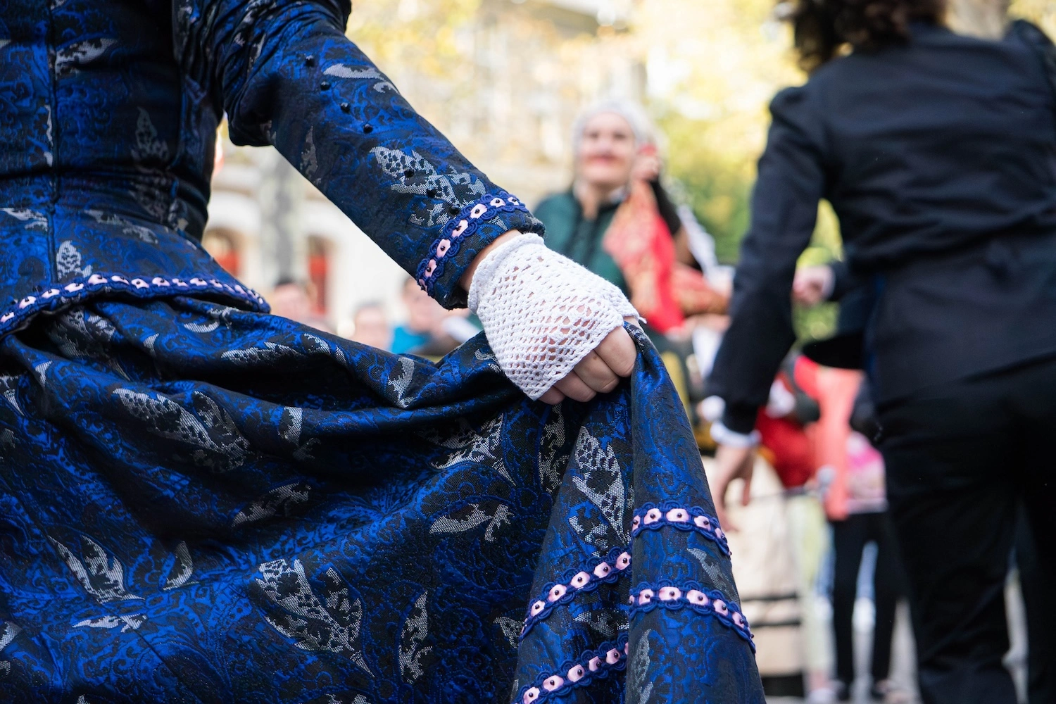 Gros plan sur le detail d'une main de femme tenant sa robe