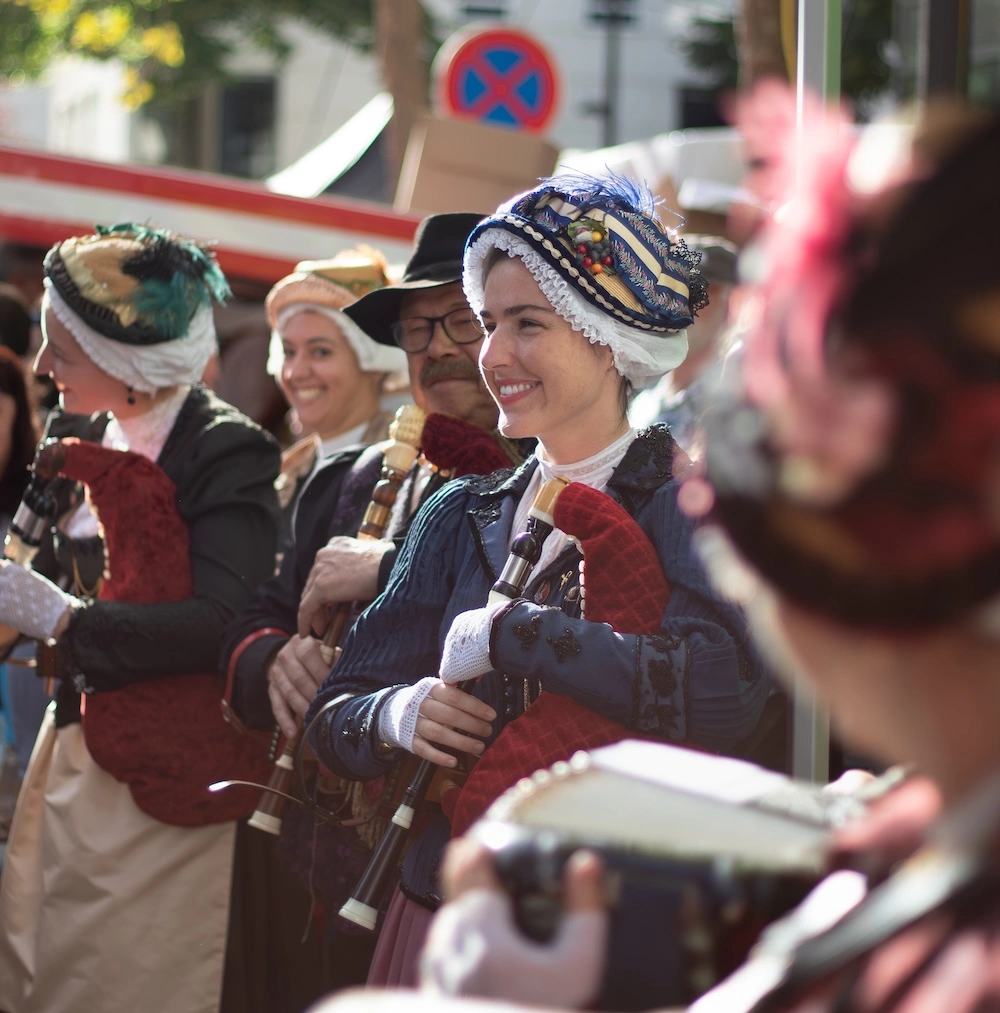 Une joueuse de cabrette au premier plan avec derriere d'autre musicien